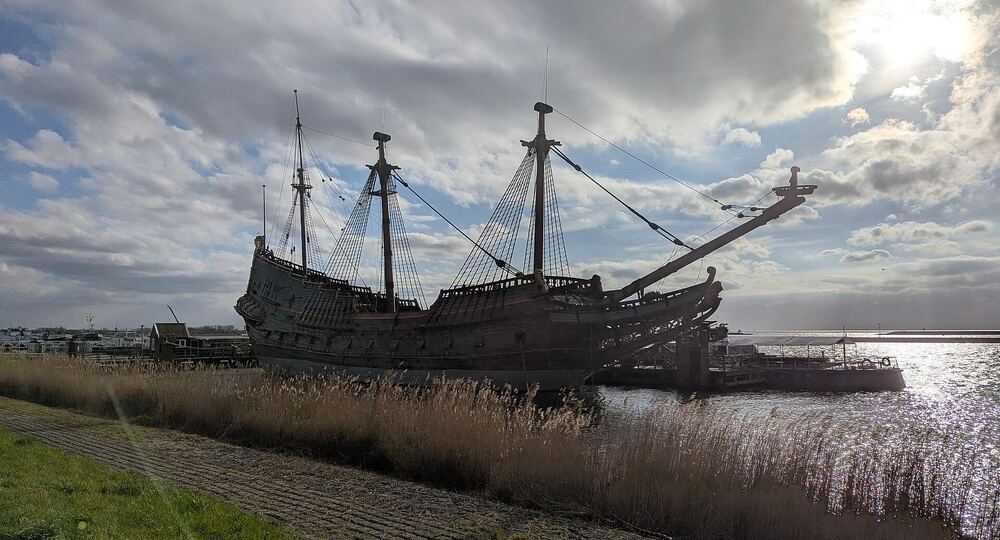 Het VOC-schip de Batavia aan de werf in Lelystad