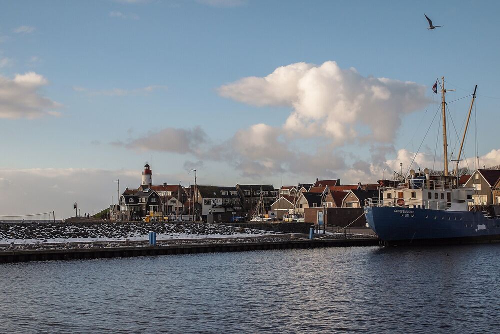 De haven van Urk met de vuurtoren op de achtergrond